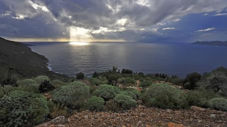 Serene Lake Horizon Under Cloudy Skies wallpaper