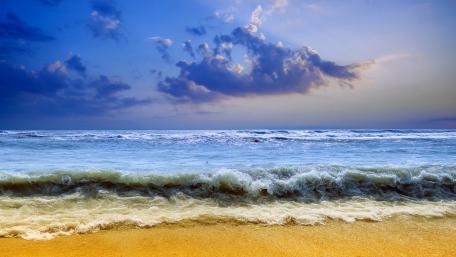 Serene Waves Beneath a Vibrant Sky wallpaper