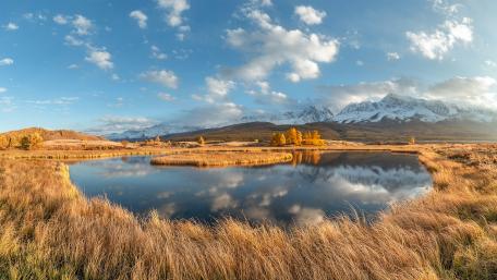 Serene Lake Landscape Under Bright Sky wallpaper