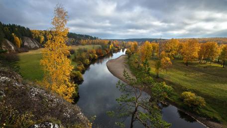 Serene Autumn River Landscape Beauty wallpaper