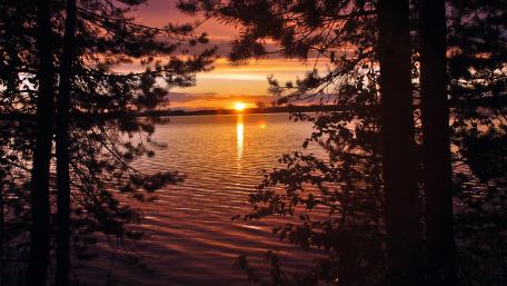 Serene Sunset Over Tranquil Lake wallpaper