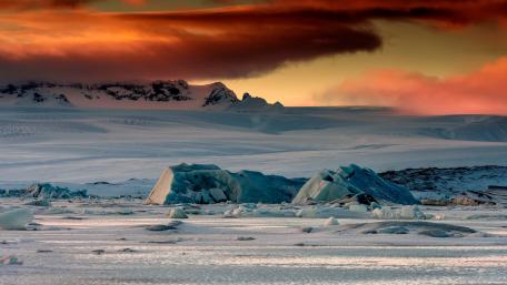 Winter Serenity in Icy Splendor wallpaper