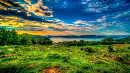 Serene Lakeside Landscape at Dusk wallpaper