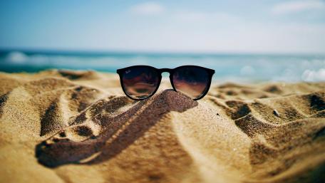 Glasses on Sand wallpaper