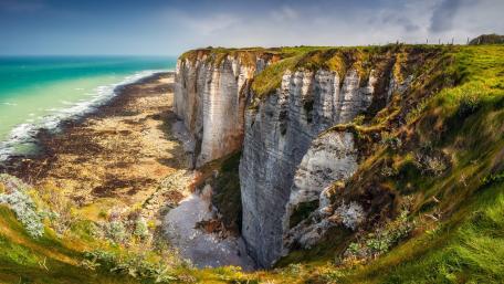 Majestic Cliffs Overlooking Serene Sea Waves wallpaper