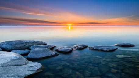 Serene Dawn Over Calm Waters wallpaper