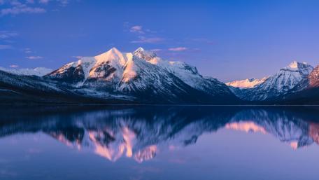 Serene Mountain Reflection at Dusk wallpaper