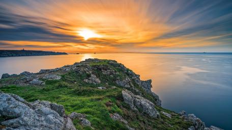Serene Coastal Sunset Over Tranquil Waters wallpaper