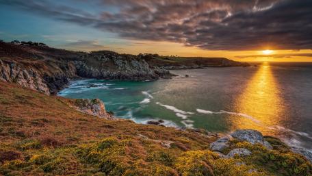 Golden Sunset Over Serene Coastal Waters wallpaper