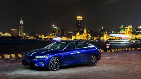 Sleek Kia Under City Lights at Night wallpaper