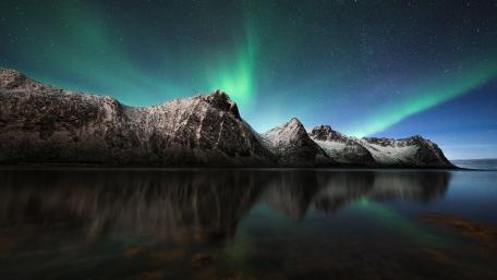 Aurora Reflections in a Starry Night Sky wallpaper