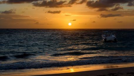 Golden Sunset Over Tranquil Ocean Waves wallpaper