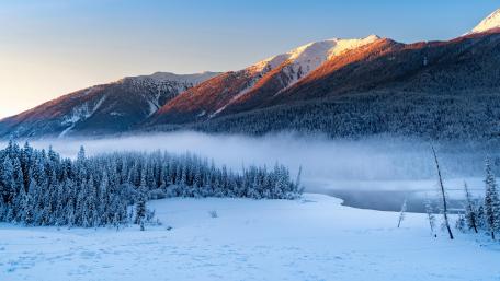 Serene Winter Landscape with Mountains and Fog wallpaper