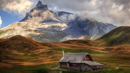 Serene Mountain Cottage in Nature's Embrace wallpaper