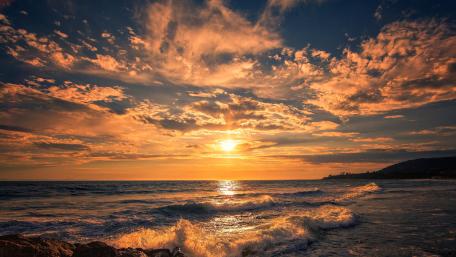 Serene Sunset Over Gentle Waves wallpaper