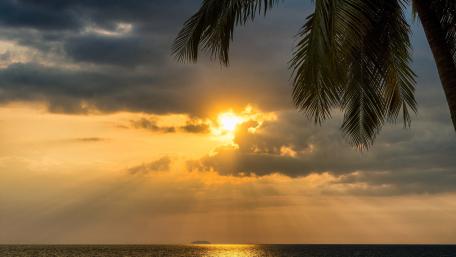 Serene Sunset Over the Ocean wallpaper