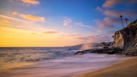 Serene Sunset Over Tranquil Beach Waves wallpaper