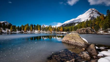 Breathtaking Mountain Lake Scene in 5K Resolution wallpaper