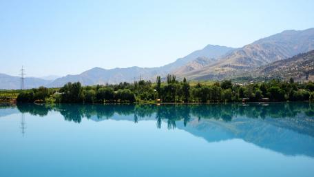 Serene Mountain Lake Reflection in 4K wallpaper