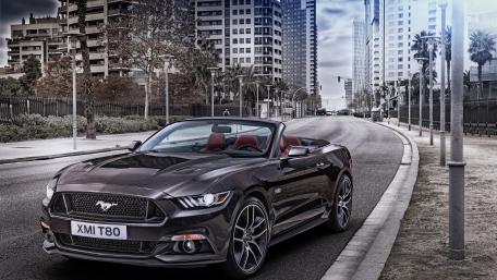 Stylish Ford Mustang Cabriolet in Urban Setting wallpaper
