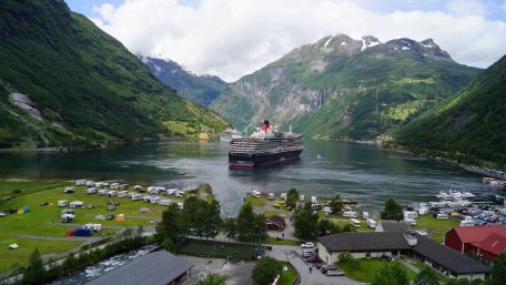 Geirangerfjord cruise wallpaper