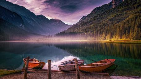 Tranquil Boats on Autumn Lake wallpaper