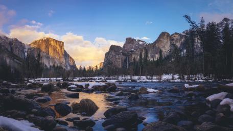 Breathtaking Yosemite Valley Landscape wallpaper