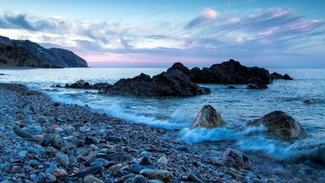Tranquil Shoreline at Dusk wallpaper
