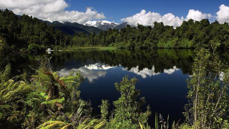 Serene Lake with Majestic Reflections in Nature's Embrace wallpaper