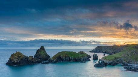 Stunning Coastal Sunset Over Serene Waters wallpaper