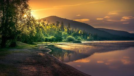 Tranquil Dawn Over Serene Lake Shore wallpaper