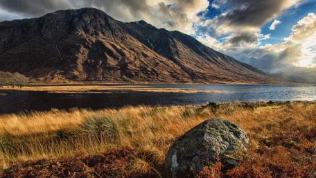 Majestic Mountain Reflections on Tranquil Waters wallpaper