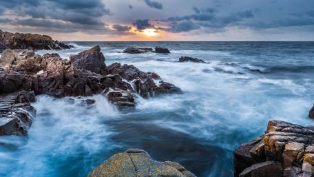 Serene Waves at Sunset Over the Sea wallpaper