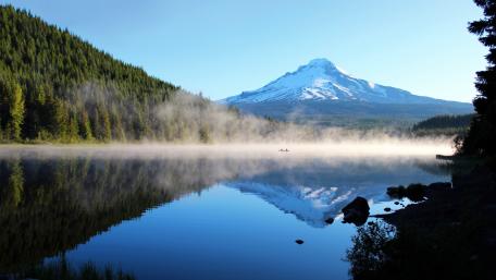 Tranquil Mountain Reflection in a Serene Lake wallpaper