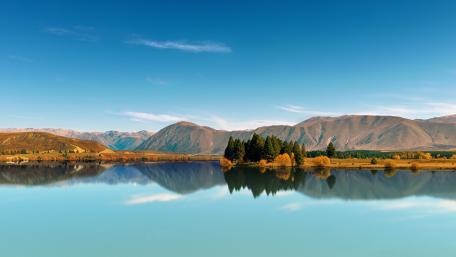 Serene Lake Reflection Under Clear Blue Sky wallpaper