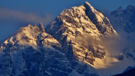Majestic Mountain Glory in Twilight Light wallpaper