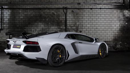 Sleek Lamborghini Aventador Wallpaper for Car Enthusiasts wallpaper