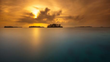 Serene Sunset Over Tranquil Lake wallpaper