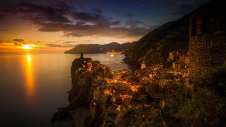 Vernazza bay at dusk wallpaper