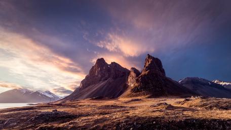 Majestic Mountain Peaks at Dusk wallpaper