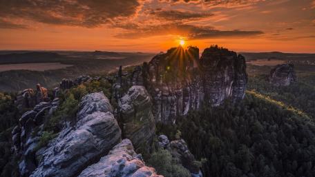 Majestic Sunset Over Cliffside Peaks wallpaper