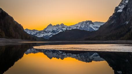 Serene Lake Reflection at Dusk wallpaper