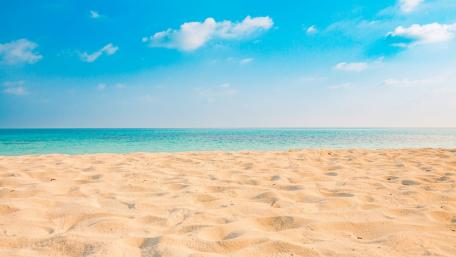 Tranquil Blue Sea and Sandy Beach Bliss wallpaper