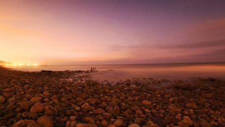 Serene Twilight at the Shoreline wallpaper