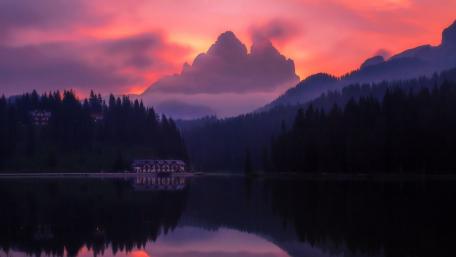 Serenity at Dusk in Majestic Mountains wallpaper