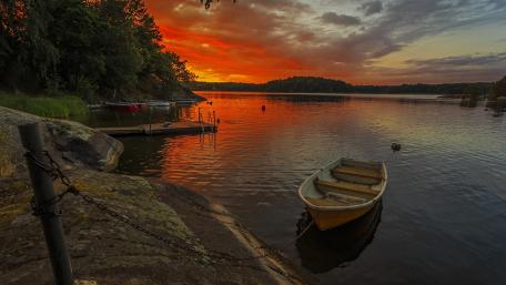 Tranquil Sunset by the Lake with a Boat wallpaper