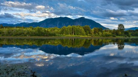 Serene Mountain Reflection on Calm Lake wallpaper