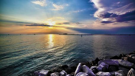 Serene Sunset Over Calm Waters wallpaper