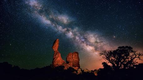 Milky way above the Atacama Desert wallpaper