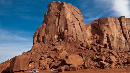 Majestic Desert Landscape with Rocky Mountains wallpaper